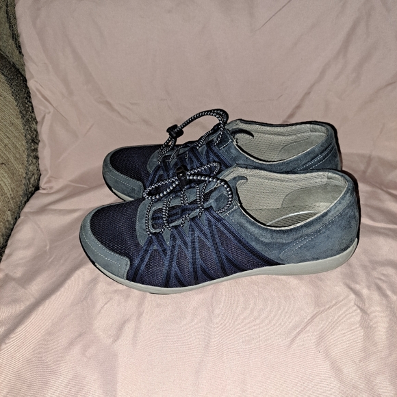 Shoes - Picture 7 of 8